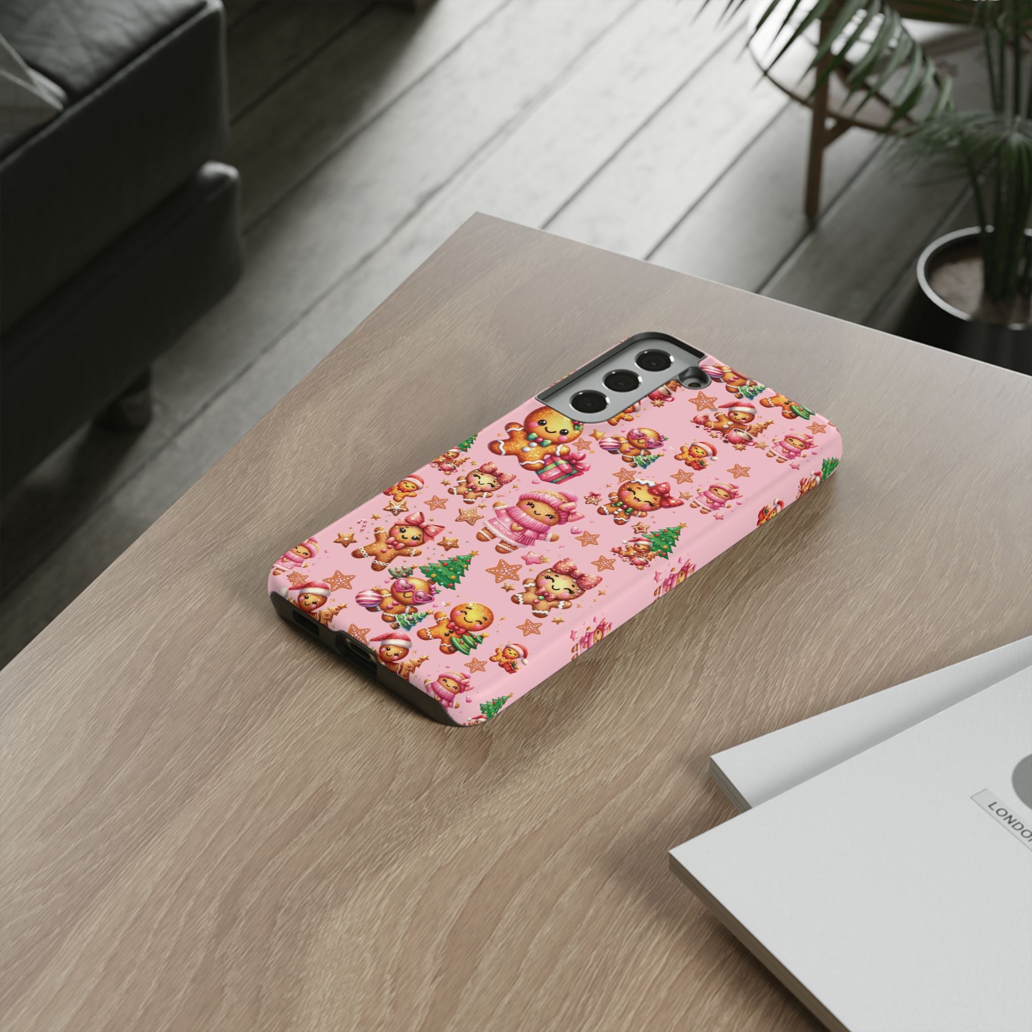 Coque de téléphone en forme de petite fille pain d'épices rose adorable, ambiance girly pour les fêtes, esthétique douce de Noël, idée cadeau mignonne et festive pour elle, housse de protection amusante