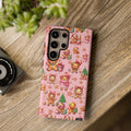 Coque de téléphone en forme de petite fille pain d'épices rose adorable, ambiance girly pour les fêtes, esthétique douce de Noël, idée cadeau mignonne et festive pour elle, housse de protection amusante
