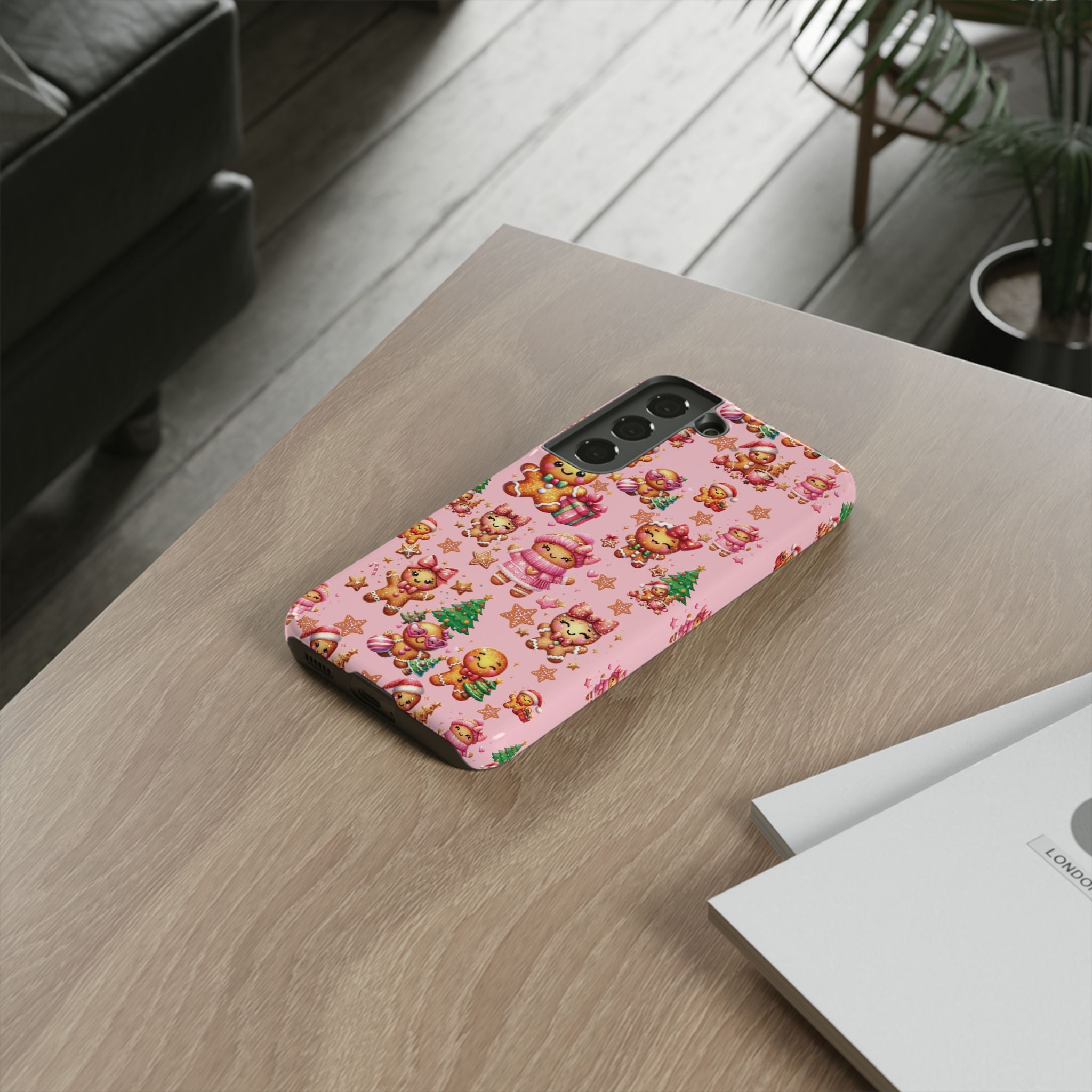 Coque de téléphone en forme de petite fille pain d'épices rose adorable, ambiance girly pour les fêtes, esthétique douce de Noël, idée cadeau mignonne et festive pour elle, housse de protection amusante