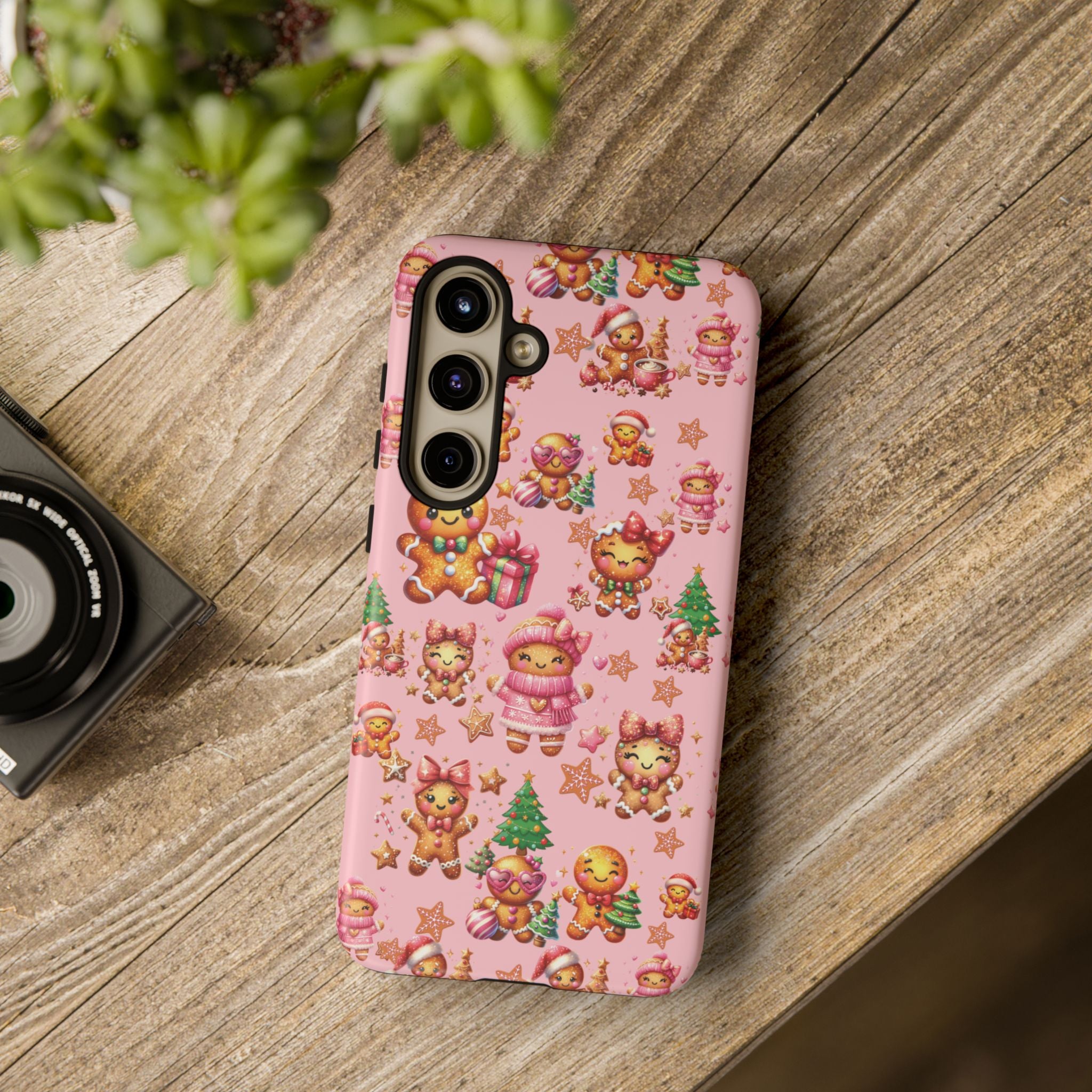 Coque de téléphone en forme de petite fille pain d'épices rose adorable, ambiance girly pour les fêtes, esthétique douce de Noël, idée cadeau mignonne et festive pour elle, housse de protection amusante