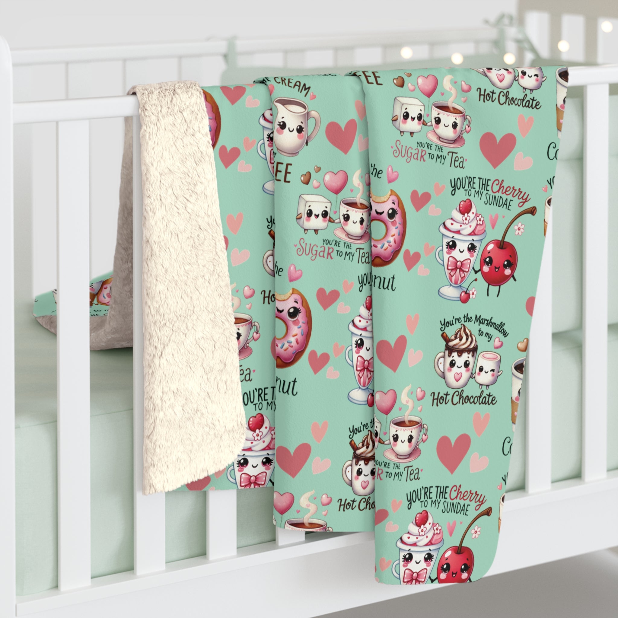 Couverture en polaire Sherpa : blottissez-vous avec le charme Kawaii et ses adorables beignets-cafés – « You're My Cream to My Coffee ». Parfait pour des moments douillets et pour offrir.