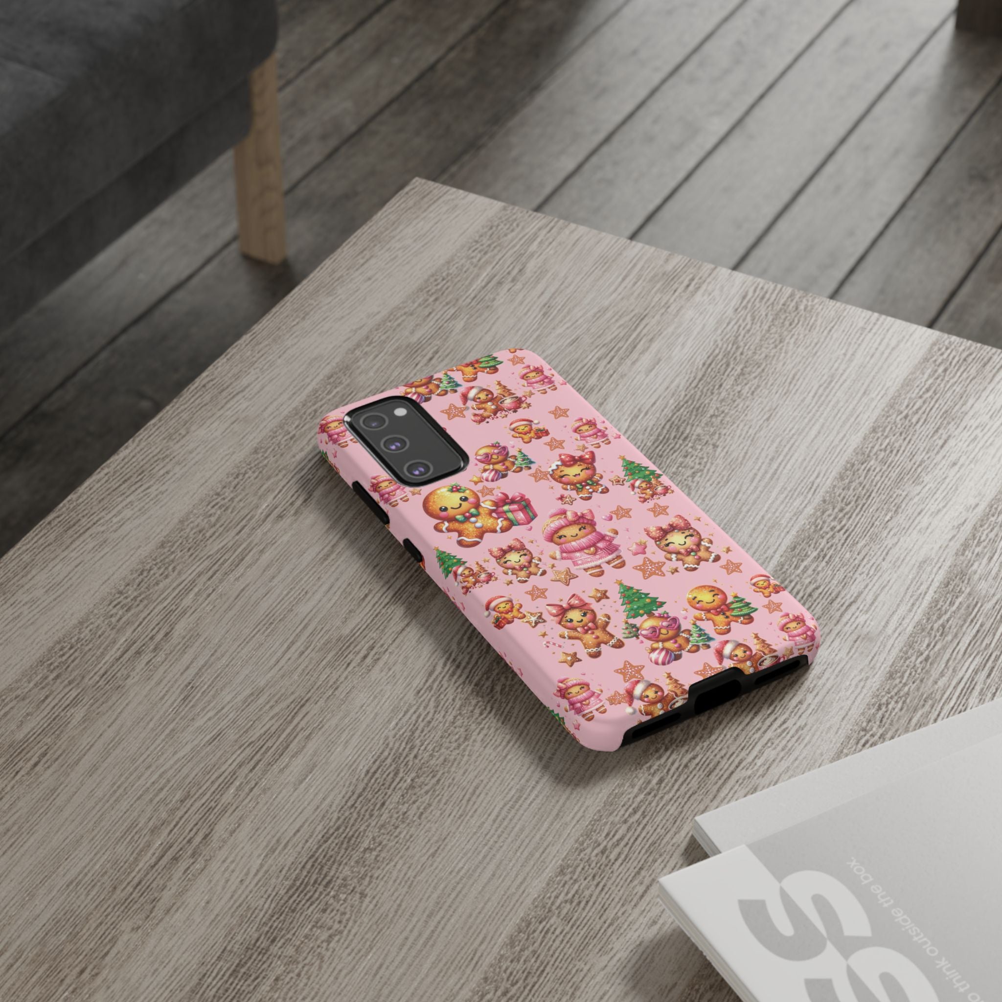 Coque de téléphone en forme de petite fille pain d'épices rose adorable, ambiance girly pour les fêtes, esthétique douce de Noël, idée cadeau mignonne et festive pour elle, housse de protection amusante