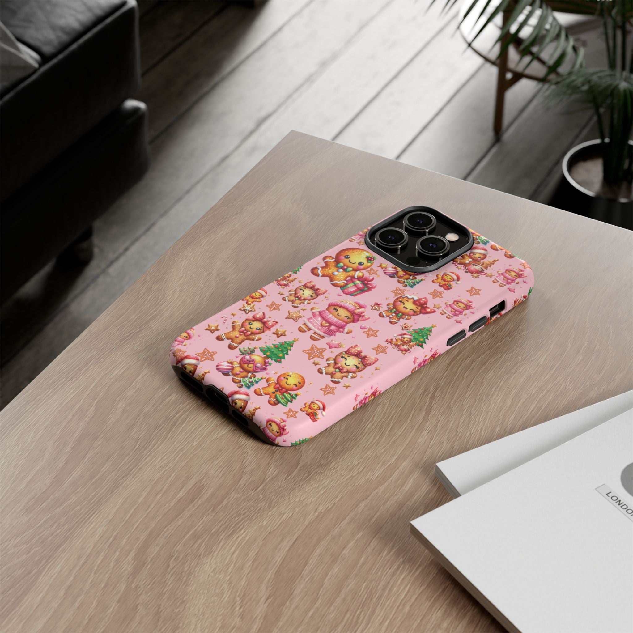 Coque de téléphone en forme de petite fille pain d'épices rose adorable, ambiance girly pour les fêtes, esthétique douce de Noël, idée cadeau mignonne et festive pour elle, housse de protection amusante