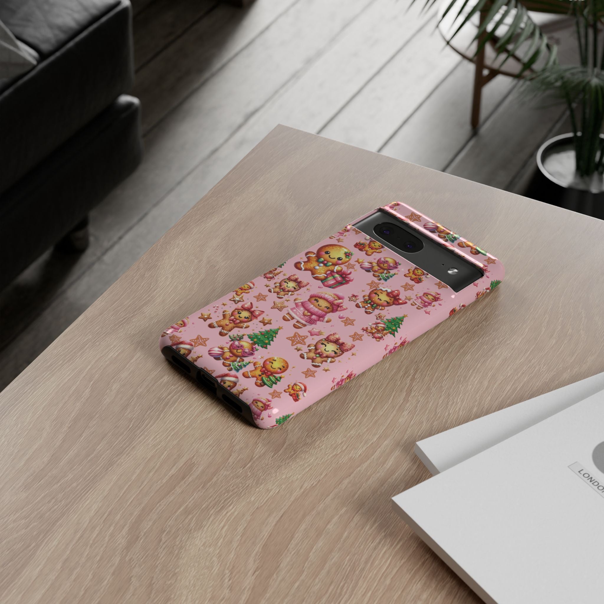 Coque de téléphone en forme de petite fille pain d'épices rose adorable, ambiance girly pour les fêtes, esthétique douce de Noël, idée cadeau mignonne et festive pour elle, housse de protection amusante