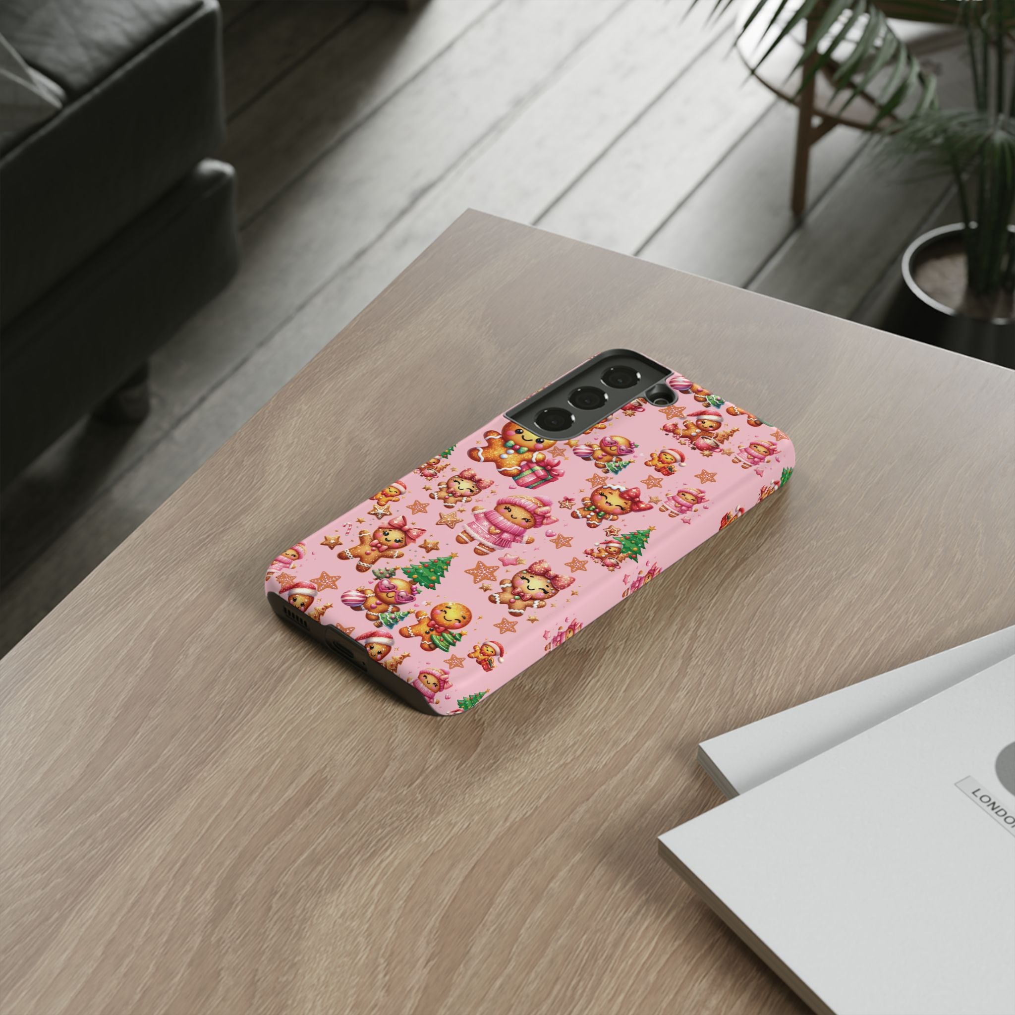 Coque de téléphone en forme de petite fille pain d'épices rose adorable, ambiance girly pour les fêtes, esthétique douce de Noël, idée cadeau mignonne et festive pour elle, housse de protection amusante