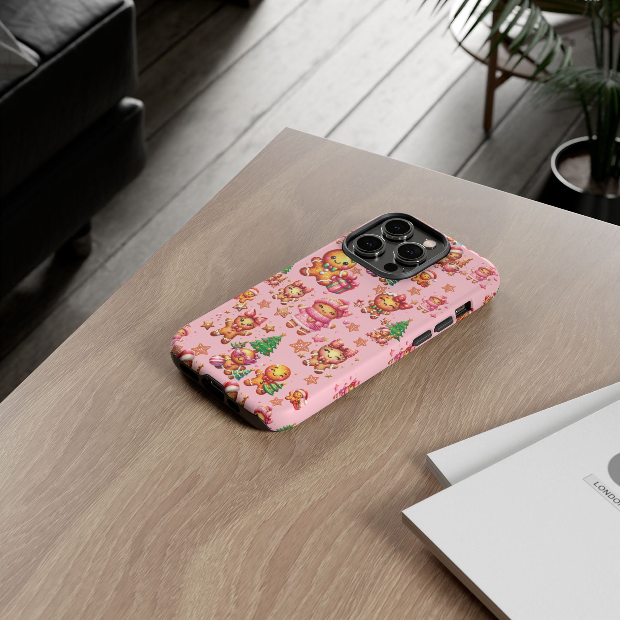 Coque de téléphone en forme de petite fille pain d'épices rose adorable, ambiance girly pour les fêtes, esthétique douce de Noël, idée cadeau mignonne et festive pour elle, housse de protection amusante