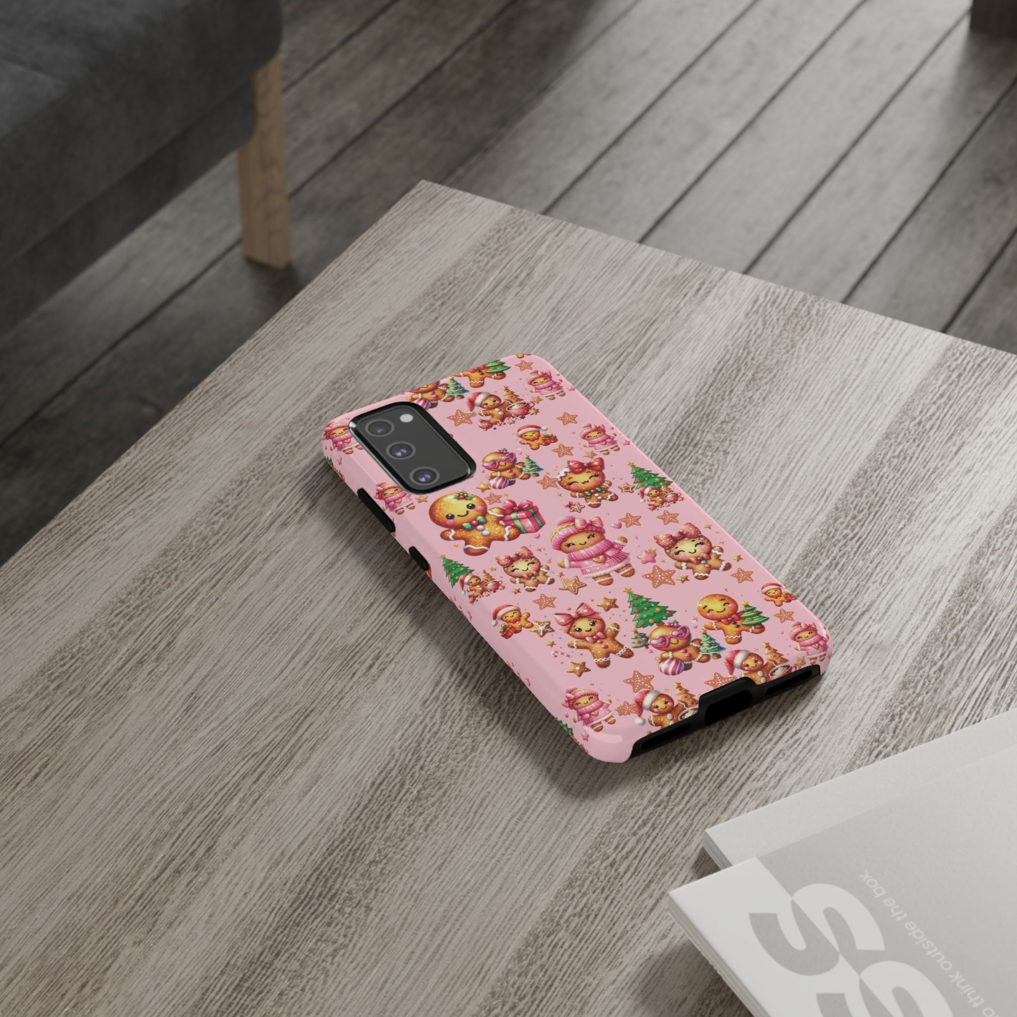 Coque de téléphone en forme de petite fille pain d'épices rose adorable, ambiance girly pour les fêtes, esthétique douce de Noël, idée cadeau mignonne et festive pour elle, housse de protection amusante