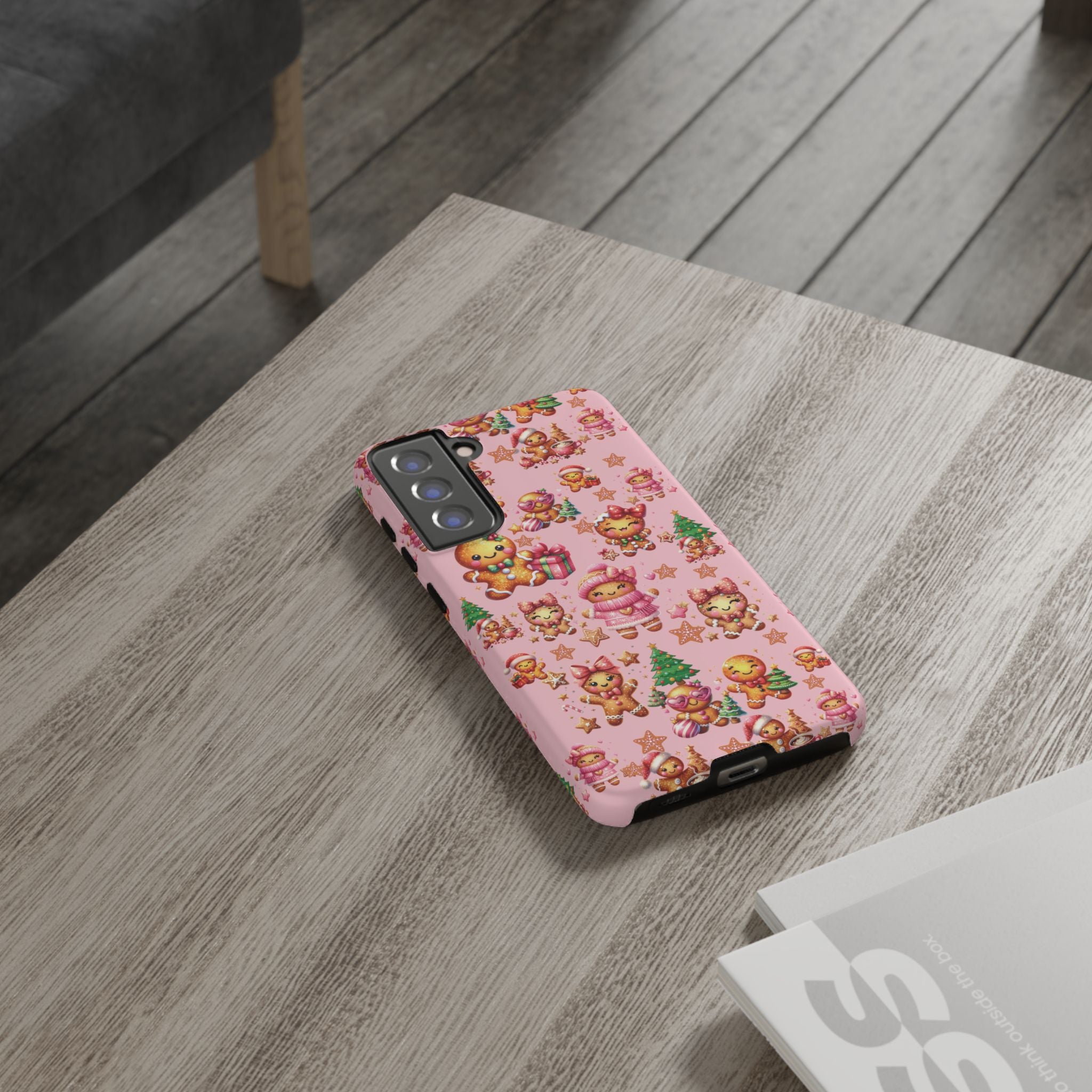 Coque de téléphone en forme de petite fille pain d'épices rose adorable, ambiance girly pour les fêtes, esthétique douce de Noël, idée cadeau mignonne et festive pour elle, housse de protection amusante