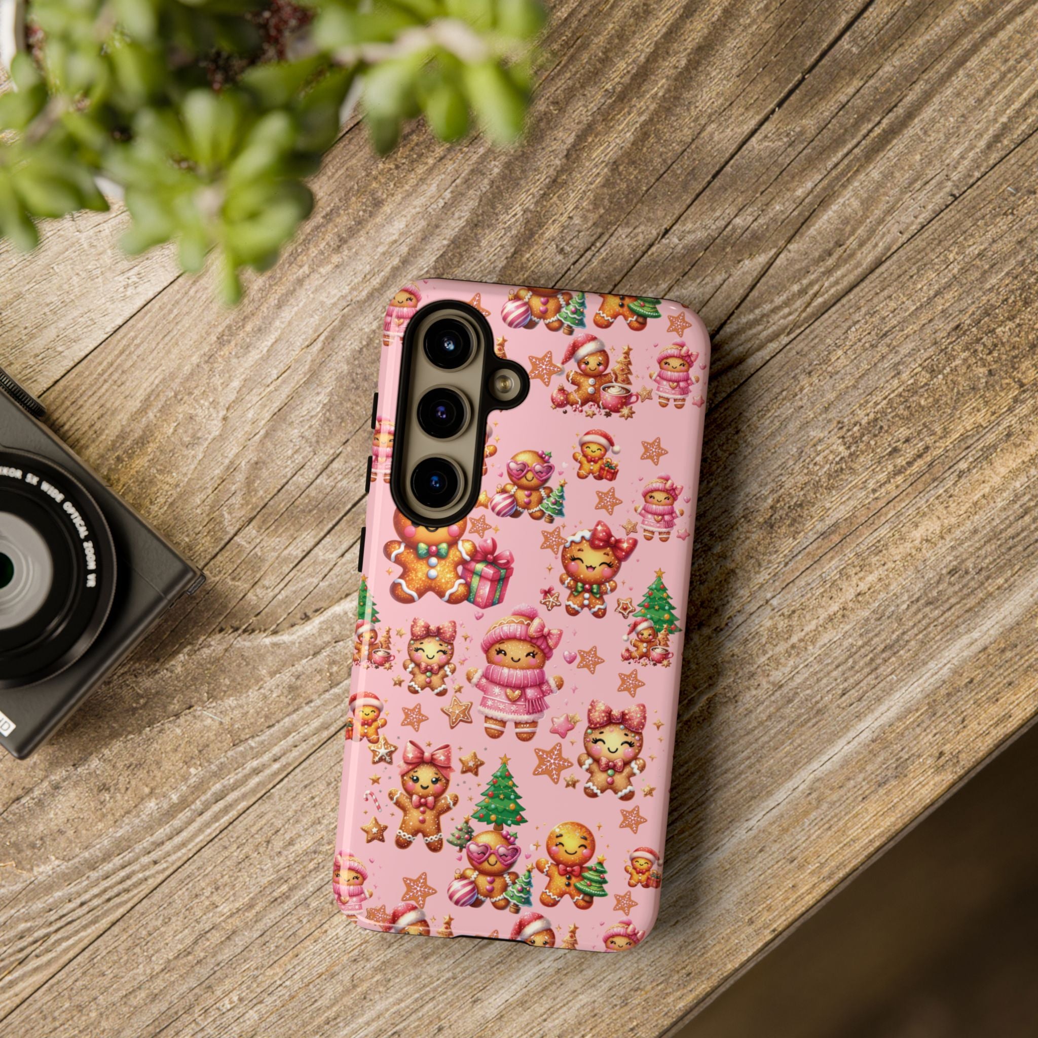 Coque de téléphone en forme de petite fille pain d'épices rose adorable, ambiance girly pour les fêtes, esthétique douce de Noël, idée cadeau mignonne et festive pour elle, housse de protection amusante