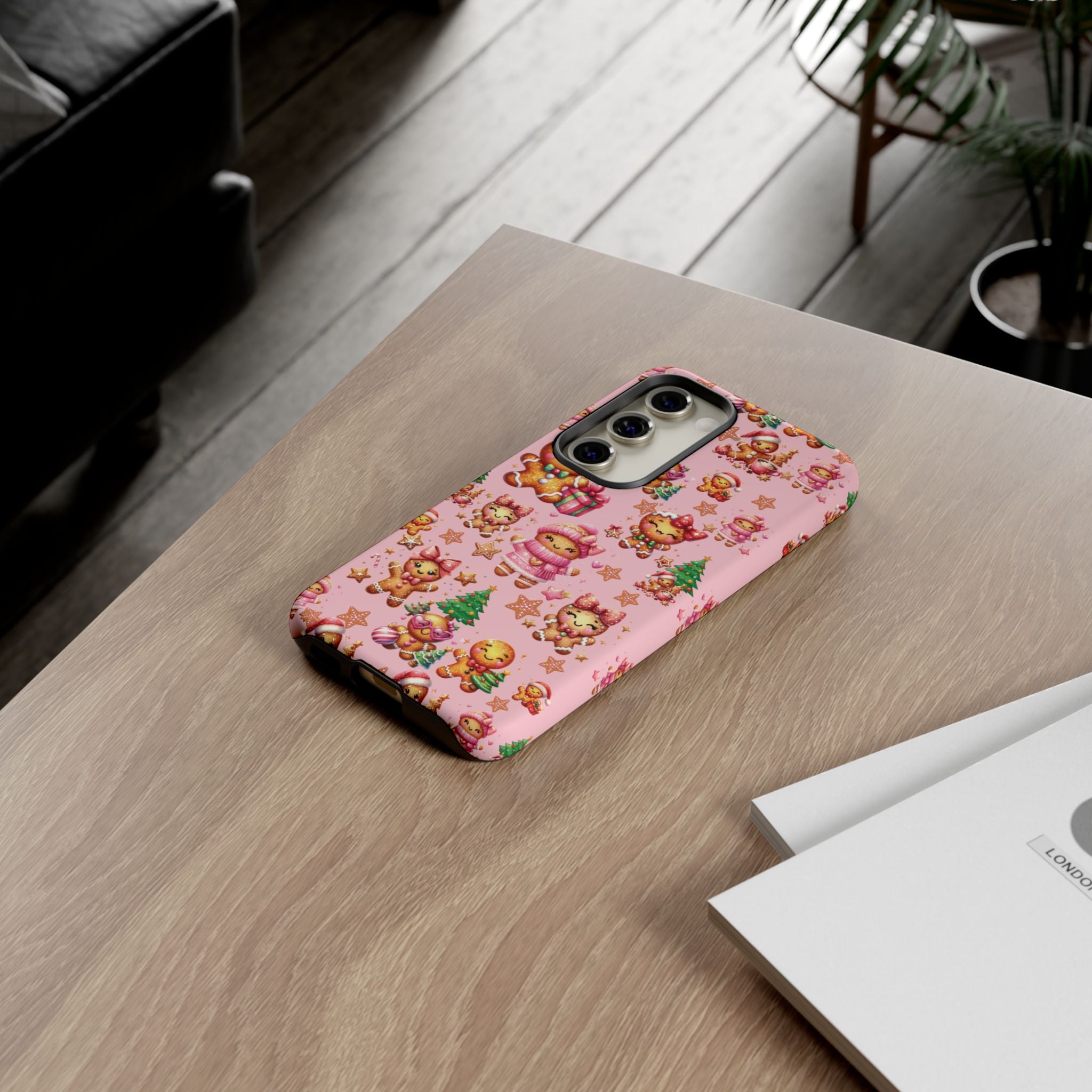 Coque de téléphone en forme de petite fille pain d'épices rose adorable, ambiance girly pour les fêtes, esthétique douce de Noël, idée cadeau mignonne et festive pour elle, housse de protection amusante