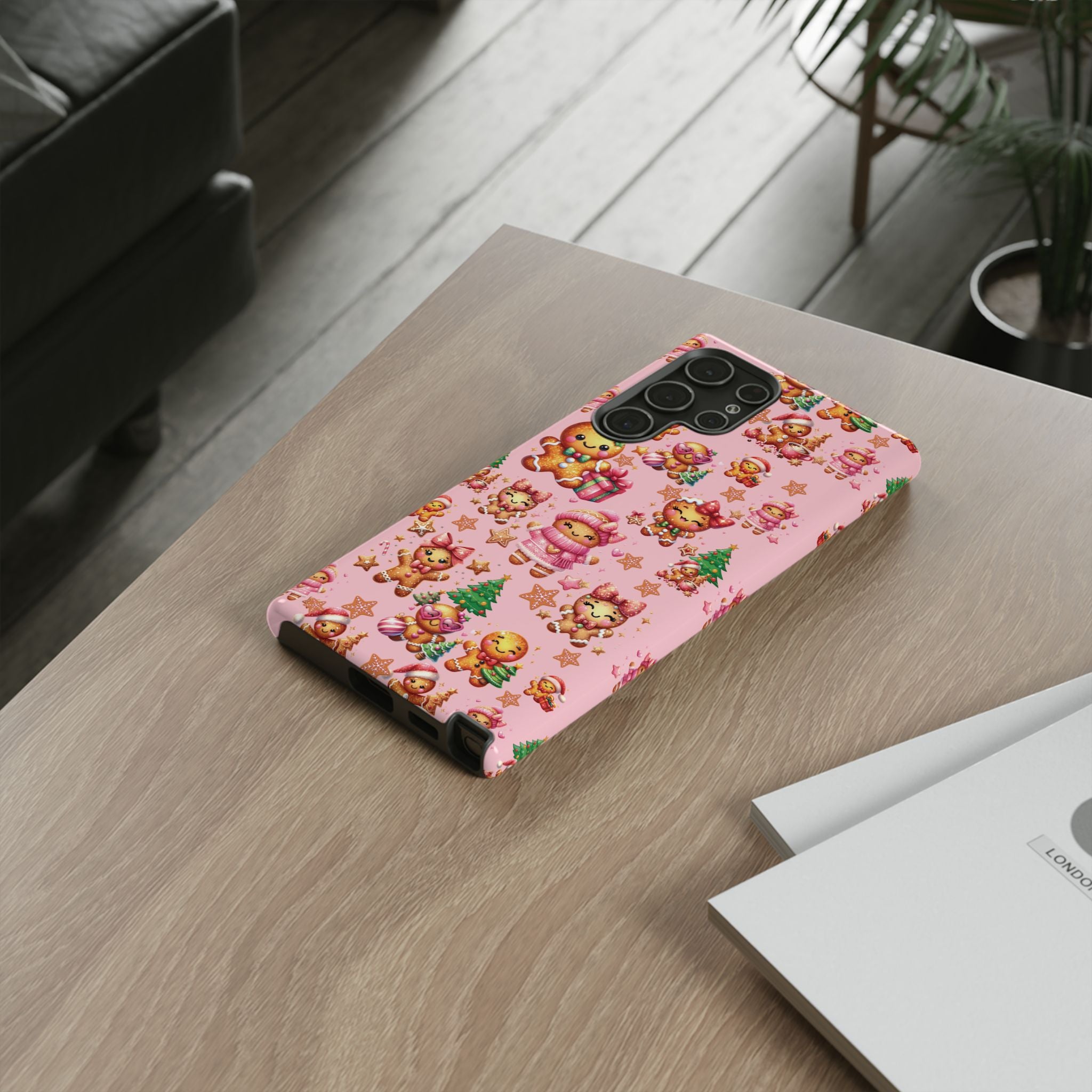Coque de téléphone en forme de petite fille pain d'épices rose adorable, ambiance girly pour les fêtes, esthétique douce de Noël, idée cadeau mignonne et festive pour elle, housse de protection amusante