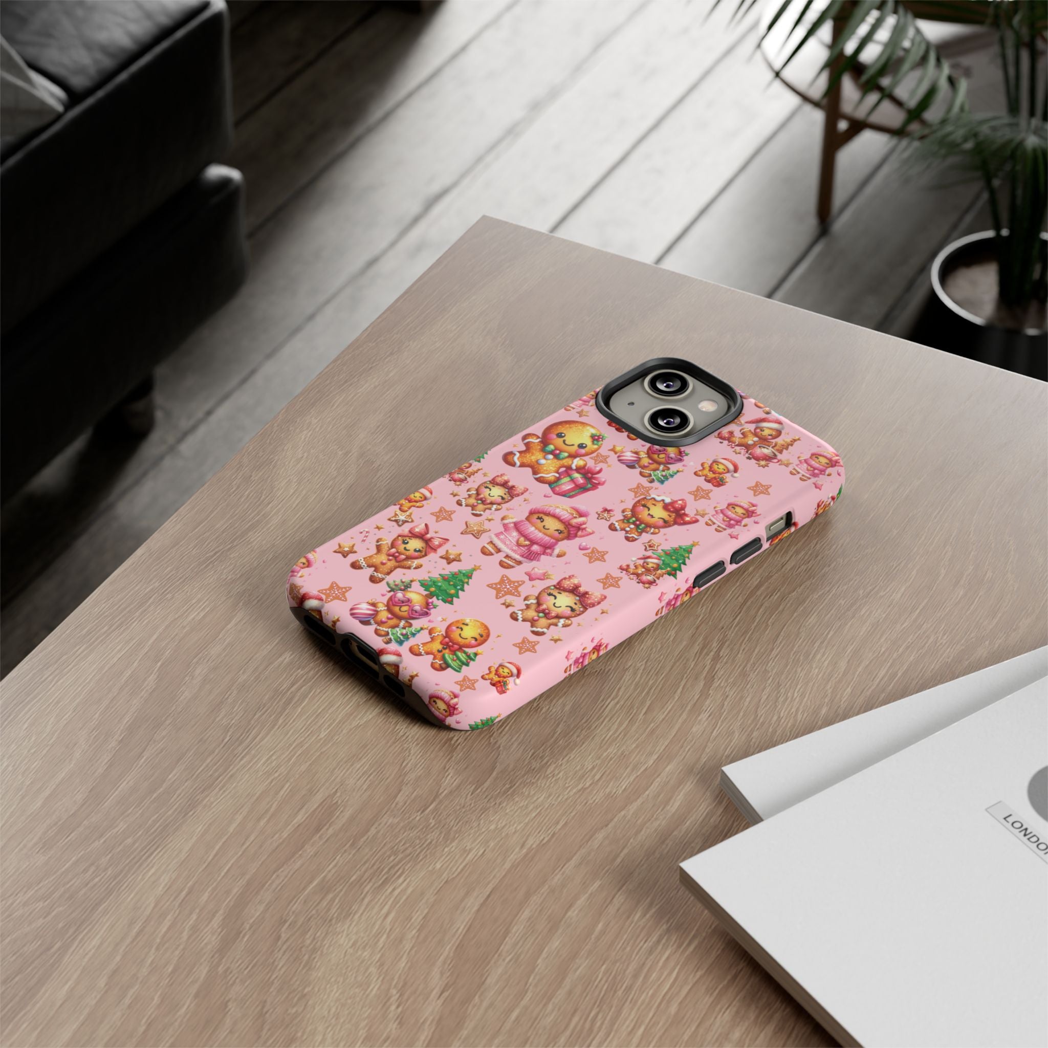 Coque de téléphone en forme de petite fille pain d'épices rose adorable, ambiance girly pour les fêtes, esthétique douce de Noël, idée cadeau mignonne et festive pour elle, housse de protection amusante