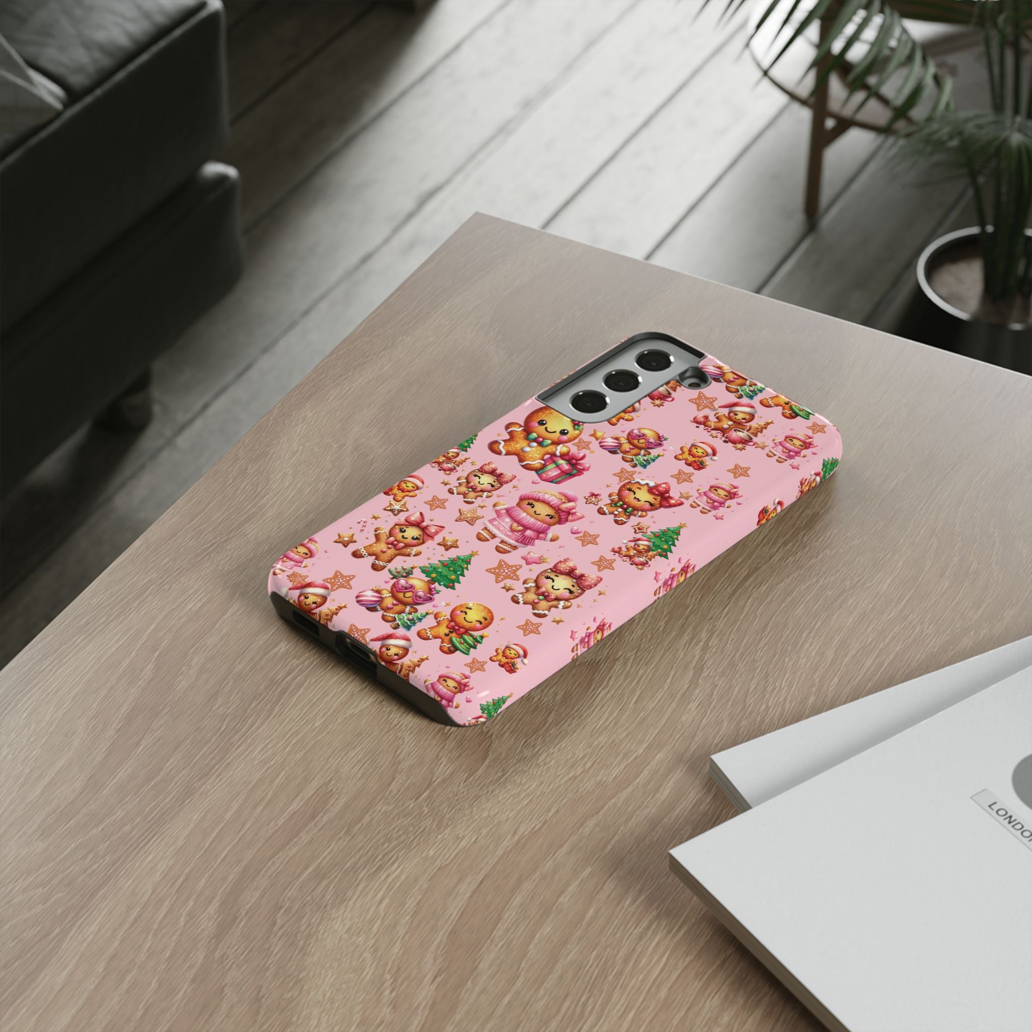 Coque de téléphone en forme de petite fille pain d'épices rose adorable, ambiance girly pour les fêtes, esthétique douce de Noël, idée cadeau mignonne et festive pour elle, housse de protection amusante