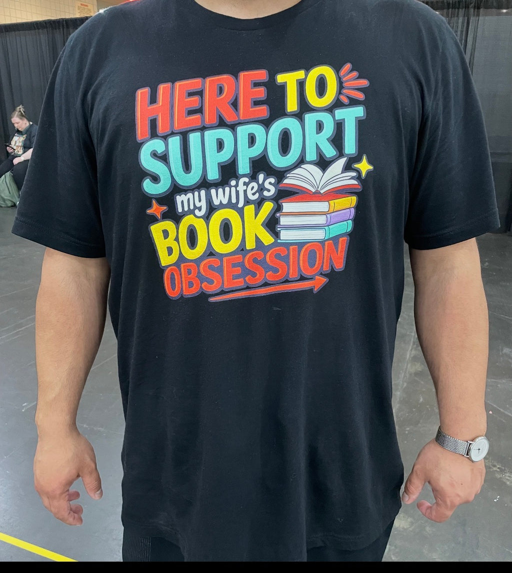 T-shirt de soutien pour femme — T-shirt humoristique pour mari « Here to Support My Wife's Book Obsession » T-shirt pour amateur de livres
