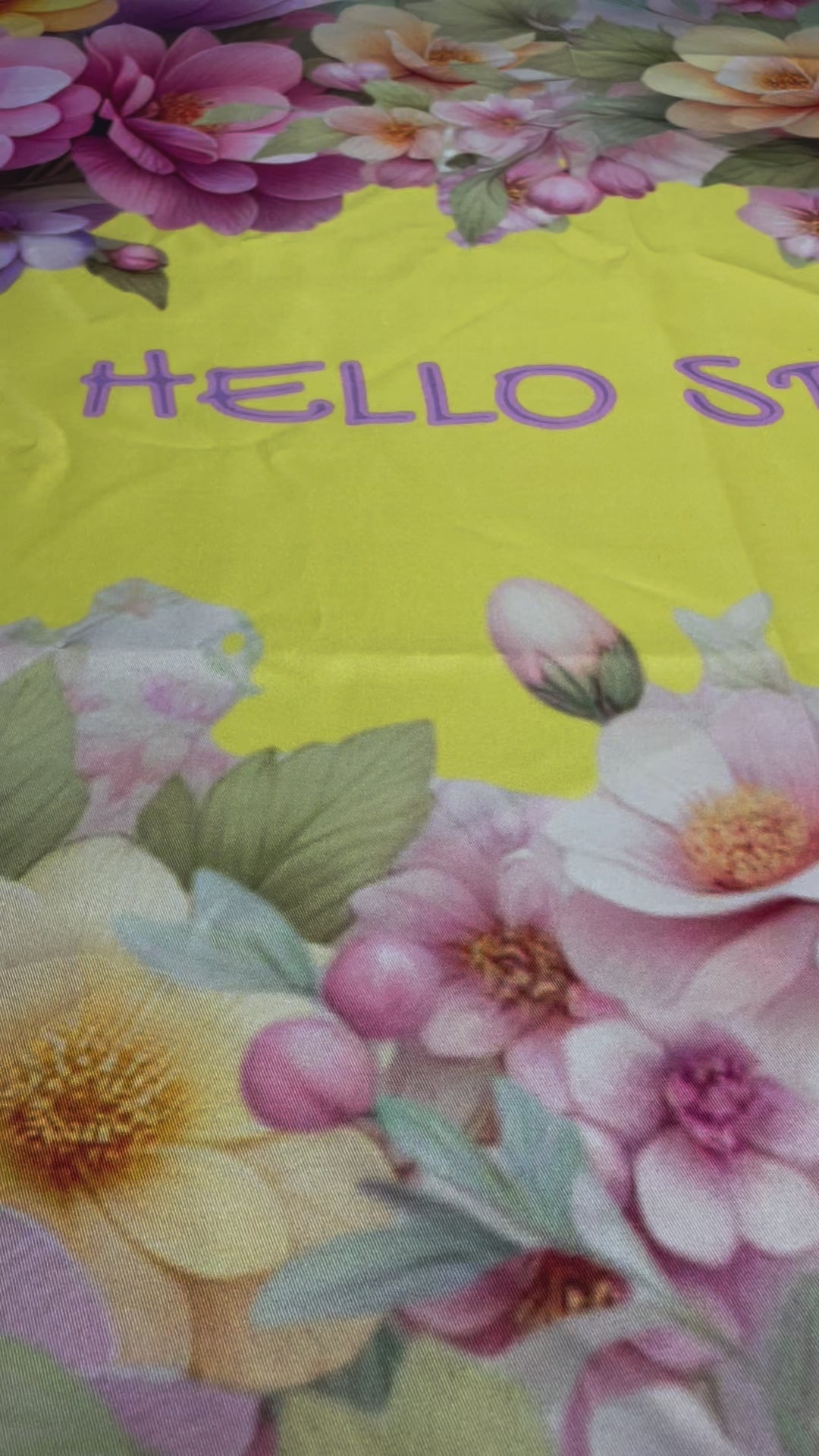 Nappe jaune "Hello Spring" florale élégante, linge lavable pour la maison, mariages, anniversaires, tous événements. Durable et stylée pour toutes les occasions.
